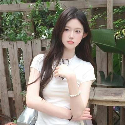 戴脚镣的女孩